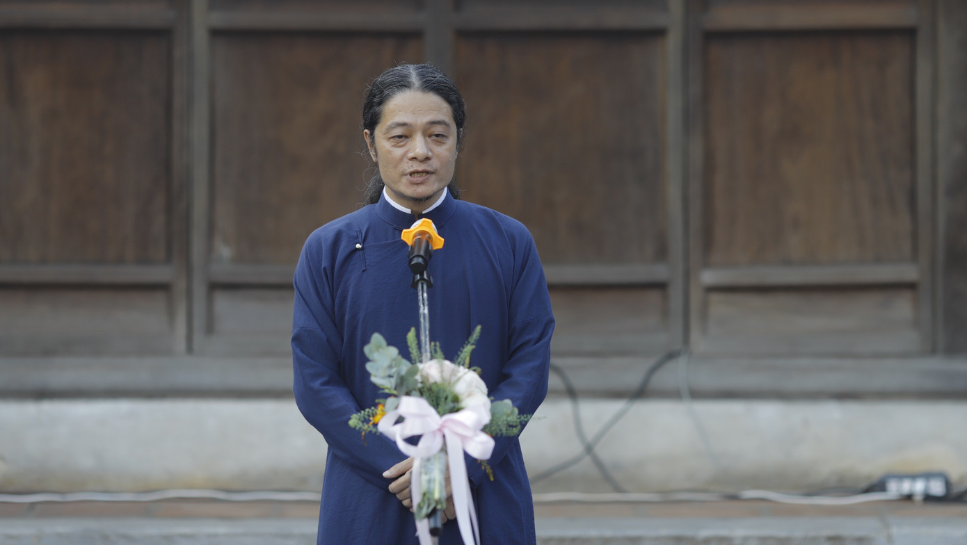 Giám tuyển triển lãm là thư pháp gia, triện khắc gia Xuân Như (tên thật là Vũ Thanh Tùng) - đang làm công việc giảng dạy thư pháp Hán - Nôm. Ông từng là giám tuyển nhiều kỳ cuộc triển lãm thư pháp tại Văn Miếu - Quốc Tử Giám cũng như sự kiện Hội chữ Xuân. "Trước kia chữ Hán, chữ Nôm tạo nên bề dày về văn hóa, lịch sử của dân tộc ta, còn chữ quốc ngữ ngày nay chính là công cụ để viết tiếp những trang sử đó. Chữ quốc ngữ và thư pháp quốc ngữ chính là nét chấm phá mới mà chúng tôi muốn gửi gắm và chia sẻ với mọi người trong cuộc triển lãm này”, giám tuyển nói. Giám tuyển triển lãm là thư pháp gia, triện khắc gia Xuân Như (tên thật là Vũ Thanh Tùng) - đang làm công việc giảng dạy thư pháp Hán - Nôm. Ông từng là giám tuyển nhiều kỳ cuộc triển lãm thư pháp tại Văn Miếu - Quốc Tử Giám cũng như sự kiện Hội chữ Xuân. "Trước kia chữ Hán, chữ Nôm tạo nên bề dày về văn hóa, lịch sử của dân tộc ta, còn chữ quốc ngữ ngày nay chính là công cụ để viết tiếp những trang sử đó. Chữ quốc ngữ và thư pháp quốc ngữ chính là nét chấm phá mới mà chúng tôi muốn gửi gắm và chia sẻ với mọi người trong cuộc triển lãm này”, giám tuyển nói.