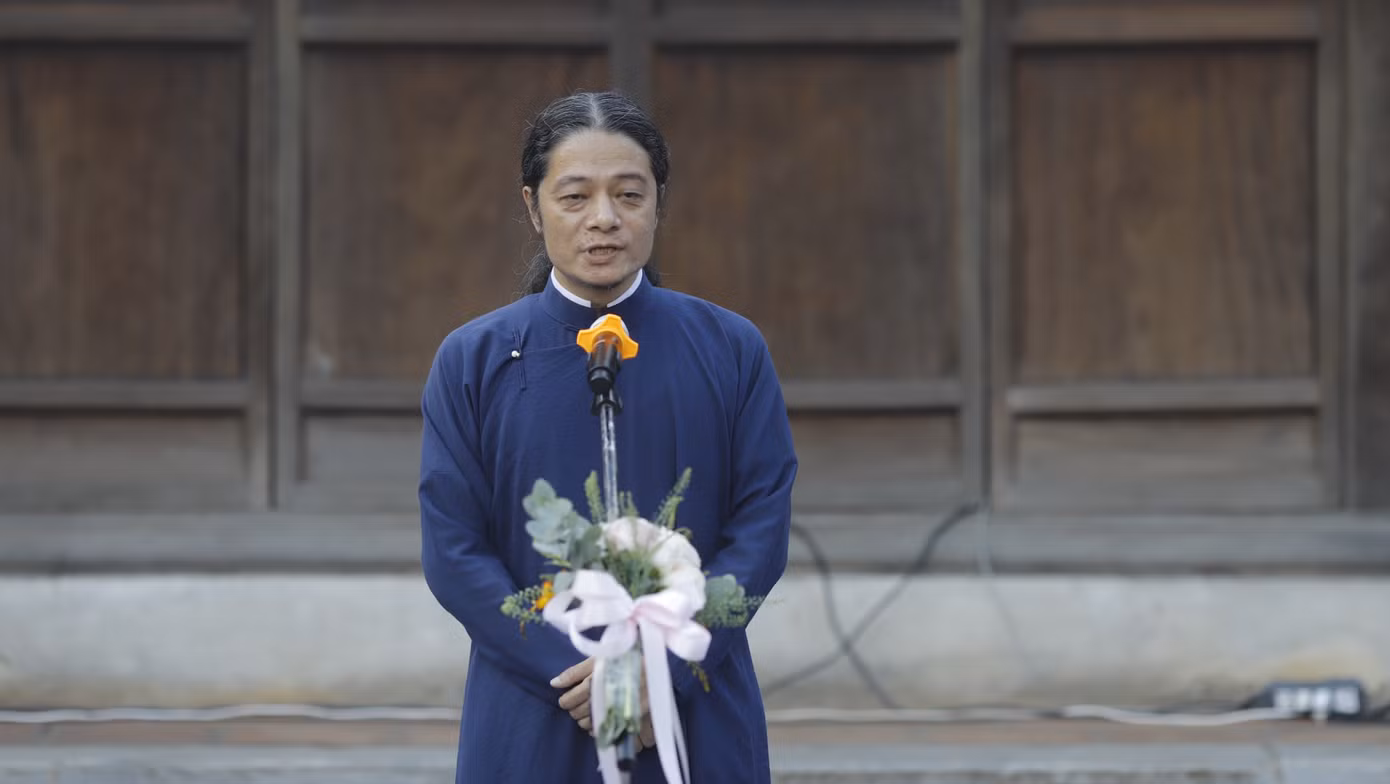 Giám tuyển triển lãm là thư pháp gia, triện khắc gia Xuân Như (tên thật là Vũ Thanh Tùng) - đang làm công việc giảng dạy thư pháp Hán - Nôm. Ông từng là giám tuyển nhiều kỳ cuộc triển lãm thư pháp tại Văn Miếu - Quốc Tử Giám cũng như sự kiện Hội chữ Xuân. "Trước kia chữ Hán, chữ Nôm tạo nên bề dày về văn hóa, lịch sử của dân tộc ta, còn chữ quốc ngữ ngày nay chính là công cụ để viết tiếp những trang sử đó. Chữ quốc ngữ và thư pháp quốc ngữ chính là nét chấm phá mới mà chúng tôi muốn gửi gắm và chia sẻ với mọi người trong cuộc triển lãm này”, giám tuyển nói. Giám tuyển triển lãm là thư pháp gia, triện khắc gia Xuân Như (tên thật là Vũ Thanh Tùng) - đang làm công việc giảng dạy thư pháp Hán - Nôm. Ông từng là giám tuyển nhiều kỳ cuộc triển lãm thư pháp tại Văn Miếu - Quốc Tử Giám cũng như sự kiện Hội chữ Xuân. "Trước kia chữ Hán, chữ Nôm tạo nên bề dày về văn hóa, lịch sử của dân tộc ta, còn chữ quốc ngữ ngày nay chính là công cụ để viết tiếp những trang sử đó. Chữ quốc ngữ và thư pháp quốc ngữ chính là nét chấm phá mới mà chúng tôi muốn gửi gắm và chia sẻ với mọi người trong cuộc triển lãm này”, giám tuyển nói.