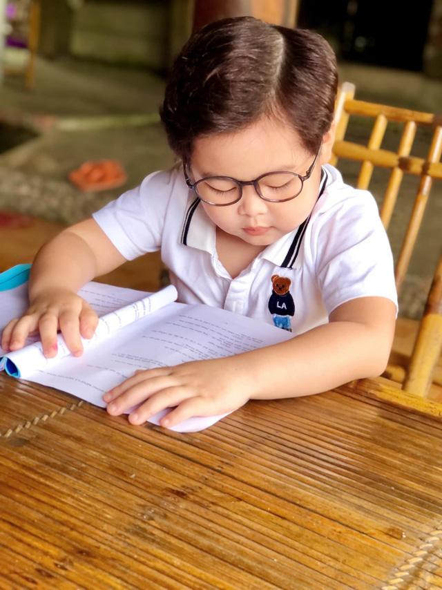 Diễn viên nhí sinh năm 2015 học thoại ở hậu trường. Ảnh: NVCC. Diễn viên nhí sinh năm 2015 học thoại ở hậu trường. Ảnh: NVCC.