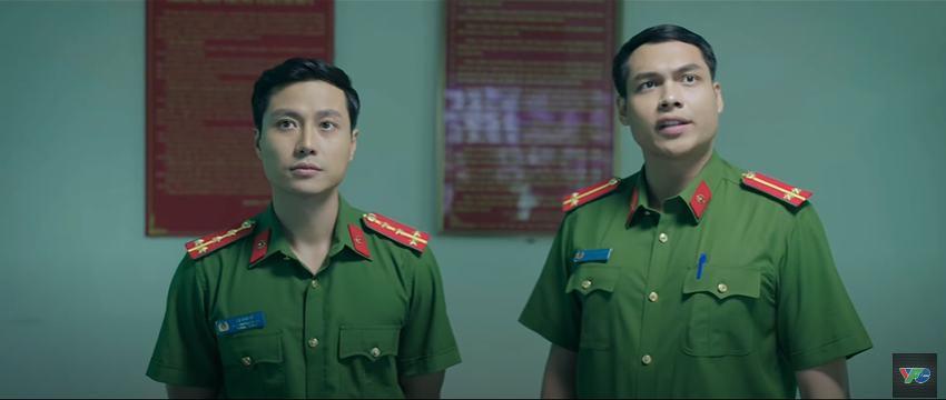 Duy lái xe lòng vòng trên đường chuyển hàng.