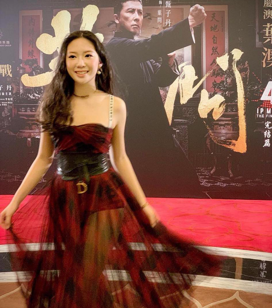 Cô nàng diện chiếc váy hàng hiệu tại buổi công chiếu phim &quot;Diệp vấn&quot; phần 4.