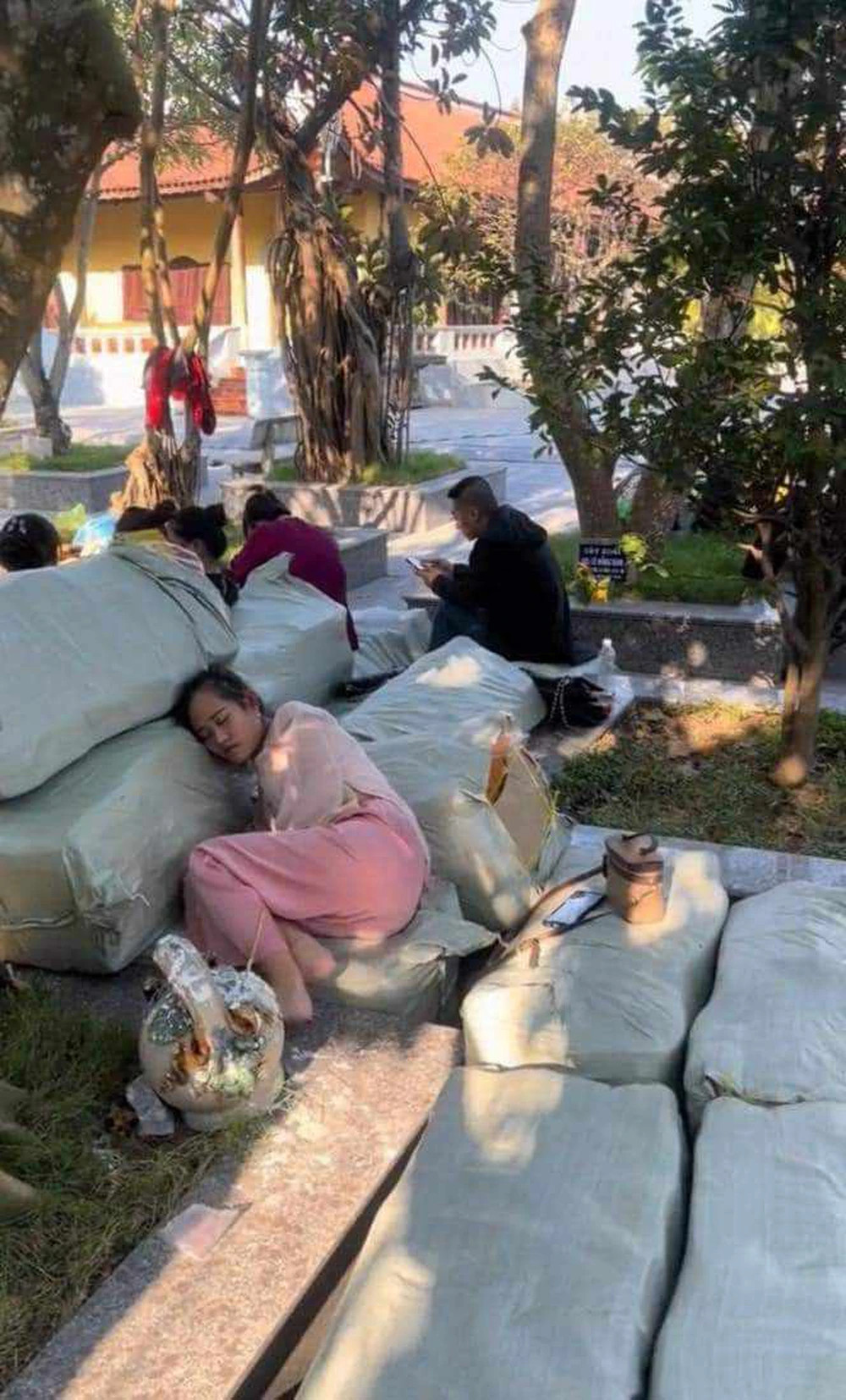 BQL di tích đền Tranh khẳng định không có chuyện tín chủ đốt hàng chục tấn vàng mã tại đền như thông tin lan truyền trên mạng.