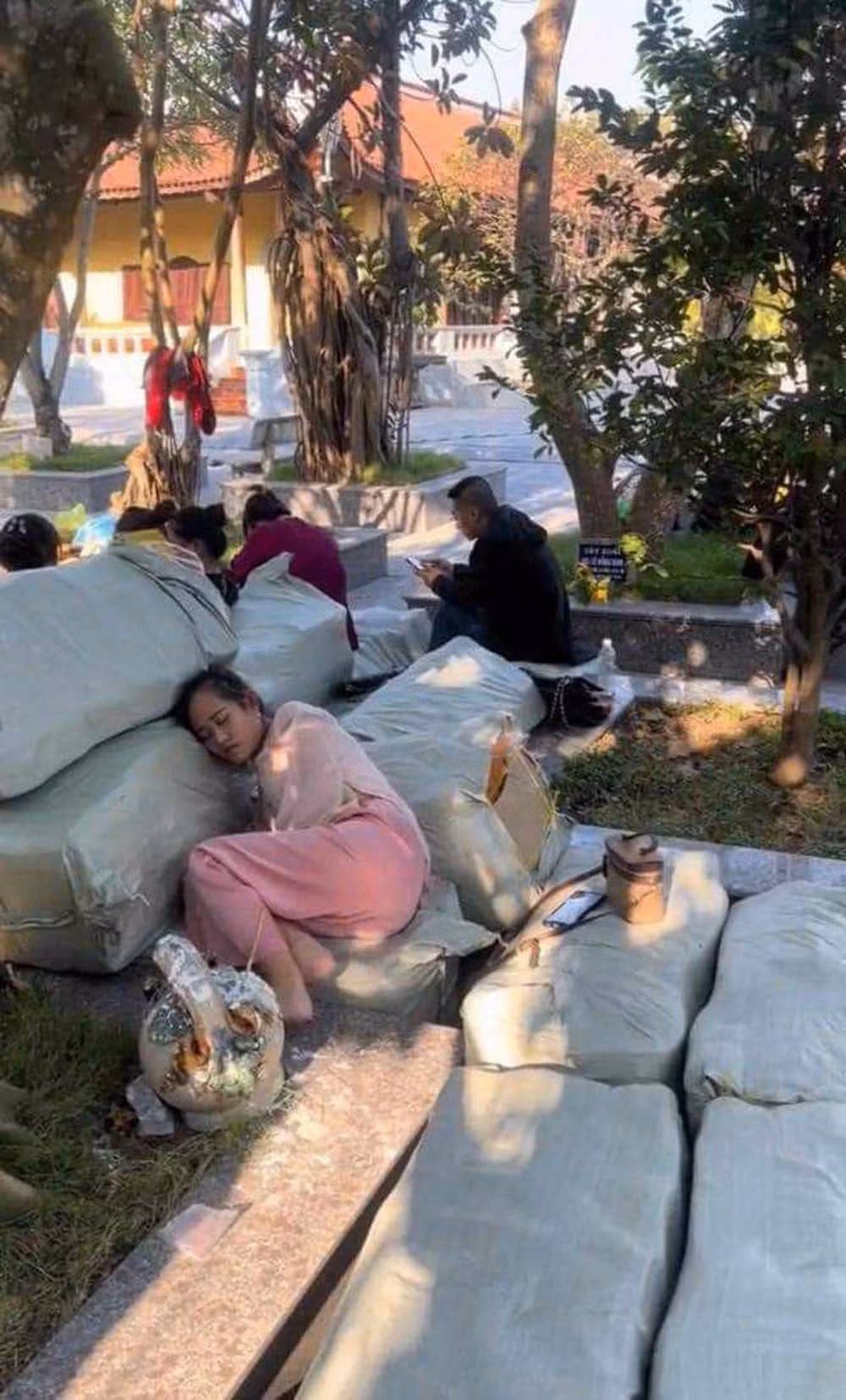 BQL di tích đền Tranh khẳng định không có chuyện tín chủ đốt hàng chục tấn vàng mã tại đền như thông tin lan truyền trên mạng.