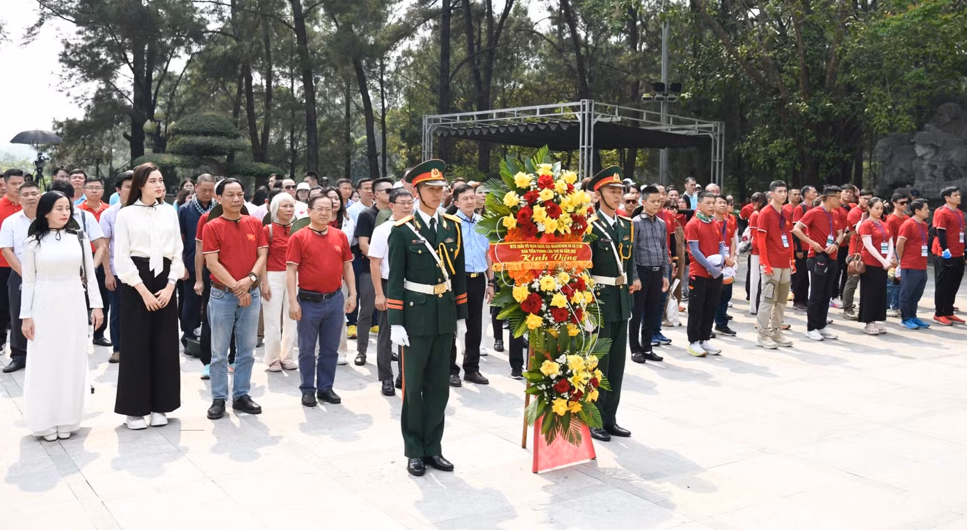 Chiều 28/3, trong khuôn khổ Giải Vô địch Quốc gia Marathon và cự ly dài báo Tiền Phong lần thứ 66 - năm 2025, Hoa hậu Việt Nam 2020 Đỗ Thị Hà cùng Á hậu Nguyễn Lê Ngọc Thảo cùng ban tổ chức giải dâng hương tưởng niệm các anh hùng liệt sĩ tại Nghĩa trang liệt sĩ Trường Sơn.