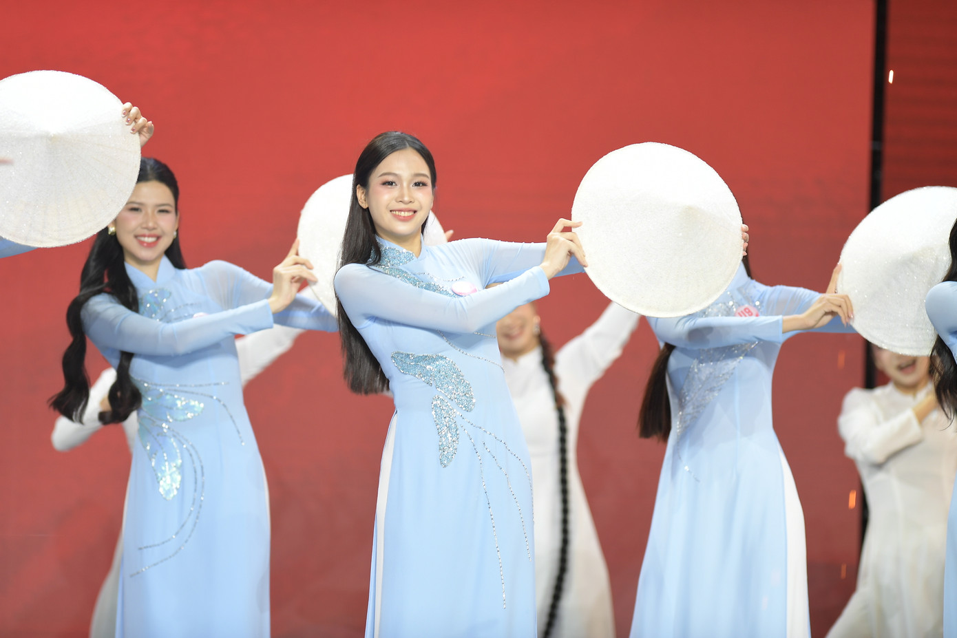 Thí sinh cống hiến hết mình, nỗ lực để ghi tên vào vòng chung kết. Thí sinh cống hiến hết mình, nỗ lực để ghi tên vào vòng chung kết.