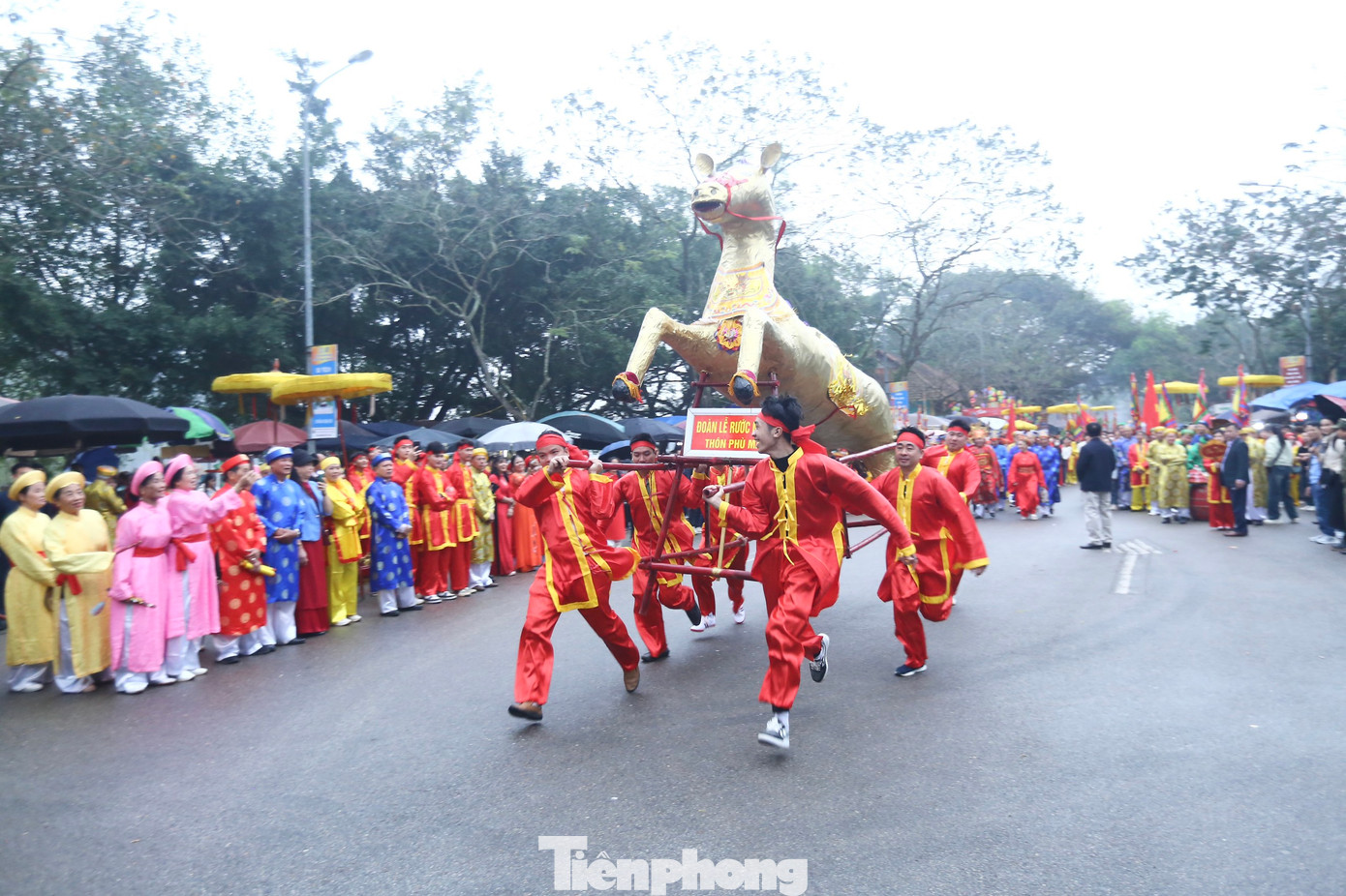 Lễ rước ngựa của thôn Phù Mã (xã Phù Linh) nối tiếp màn tế lễ. Lễ vật này gắn với tục truyền trước khi bay về trời, Thánh Gióng xuống ngựa, dừng chân ở đồi Phù Mã để nghỉ ngơi, thăm thú.