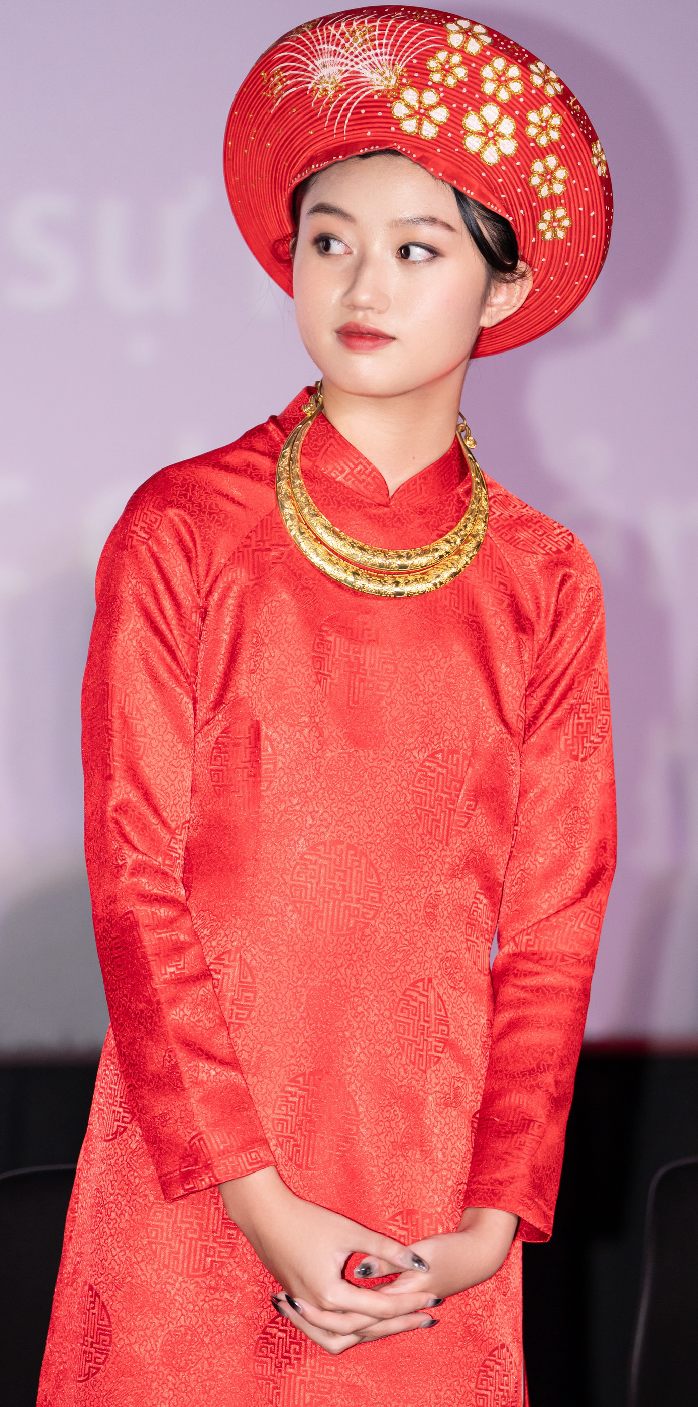 Thời điểm đóng Hai Phượng (2019), Mai Cát Vi mới 13 tuổi. Vai diễn của Cát Vi vừa có vẻ thơ ngây đúng tuổi, vừa có sự trải đời nhất định của con gái một kẻ làm nghề đòi nợ thuê. Vào nghề từ sớm, Cát Vi phải tìm cách cân bằng giữa việc học và đóng phim. Nhờ diễn xuất tự nhiên, cô từng được đạo diễn Lê Văn Kiệt khen nổi bật hơn đồng nghiệp cùng trang lứa.