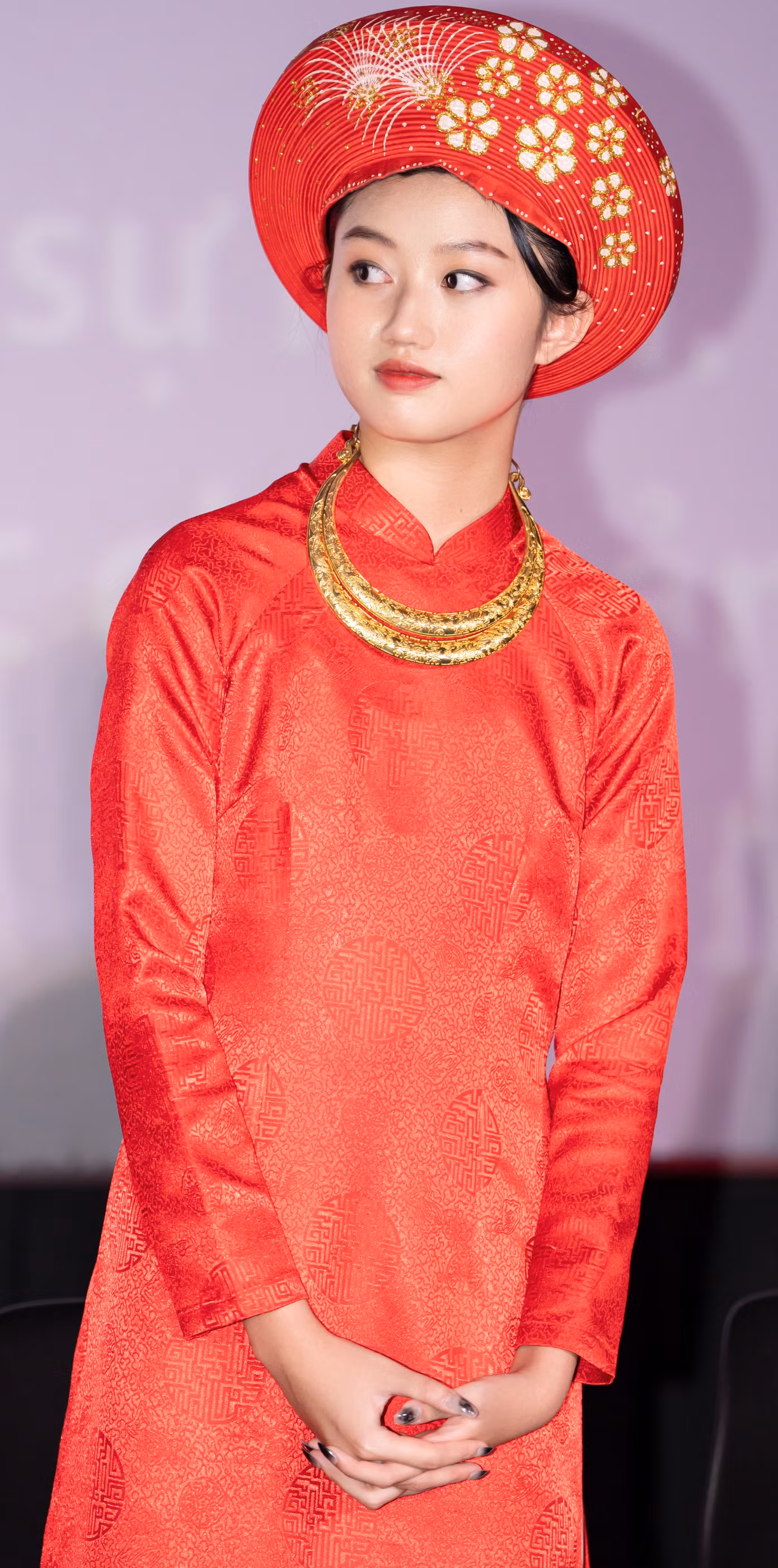 Thời điểm đóng Hai Phượng (2019), Mai Cát Vi mới 13 tuổi. Vai diễn của Cát Vi vừa có vẻ thơ ngây đúng tuổi, vừa có sự trải đời nhất định của con gái một kẻ làm nghề đòi nợ thuê. Vào nghề từ sớm, Cát Vi phải tìm cách cân bằng giữa việc học và đóng phim. Nhờ diễn xuất tự nhiên, cô từng được đạo diễn Lê Văn Kiệt khen nổi bật hơn đồng nghiệp cùng trang lứa.