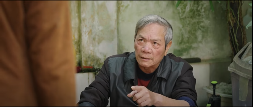 Ông Công tiếc tiền, đành tự làm việc nhà. Ảnh: CMH. Ông Công tiếc tiền, đành tự làm việc nhà. Ảnh: CMH.