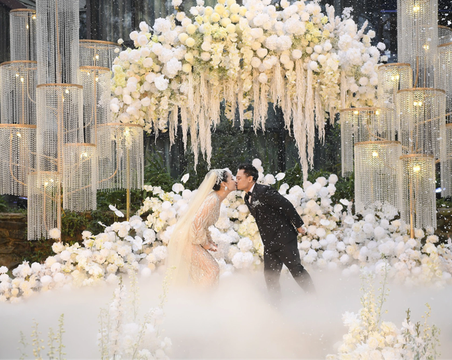 Cặp sao chính thức về chung một nhà.