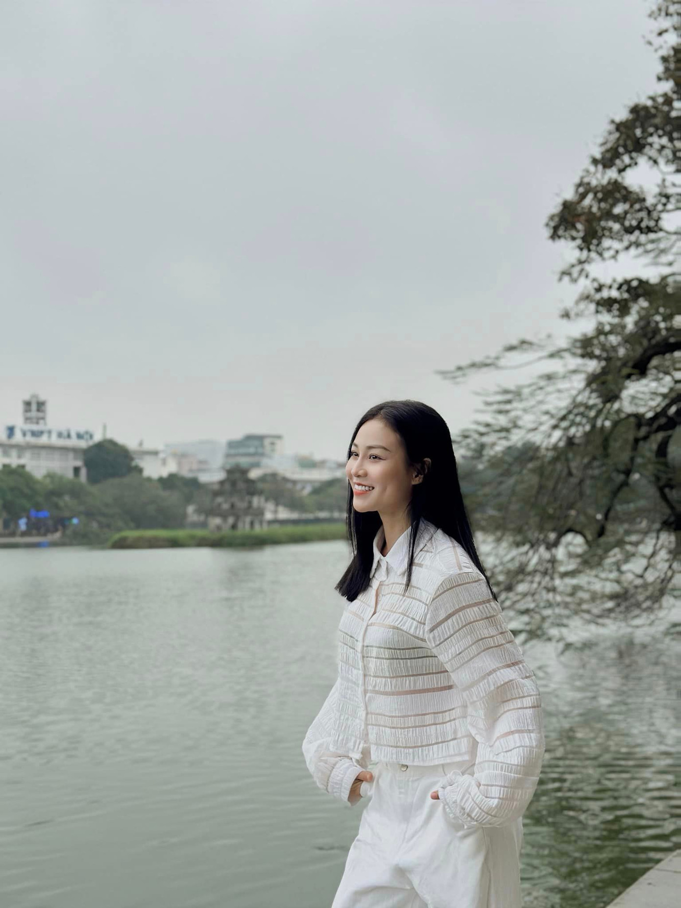 Quỳnh Châu tốt nghiệp Đại học Sân khấu Điện ảnh Hà Nội.