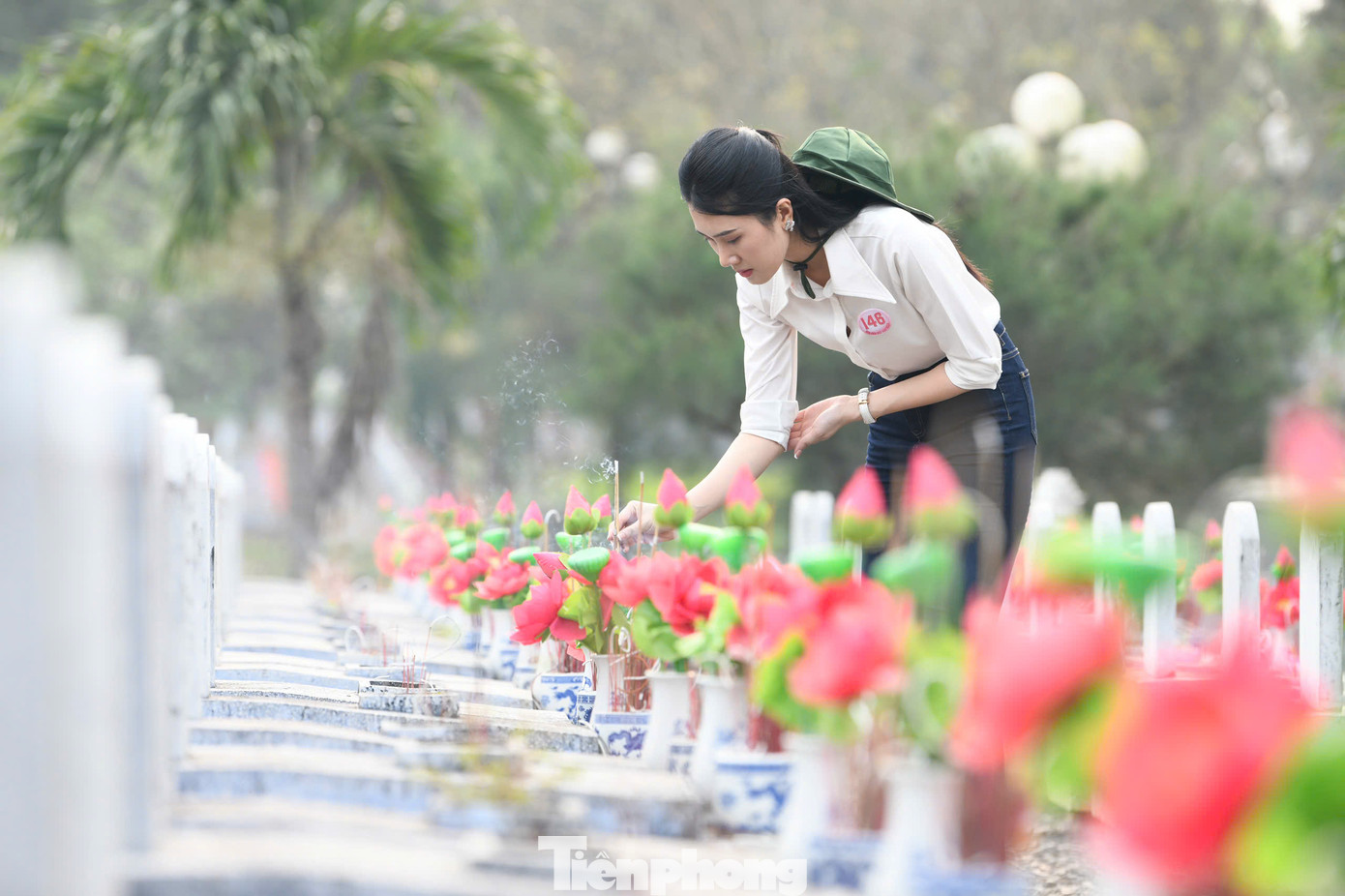 Trong chiến tranh, Quảng Trị là địa bàn bị đánh phá ác liệt. Tại đây có nhiều ngôi mộ tập thể và hàng nghìn mộ chiến sĩ chưa xác định danh tính.