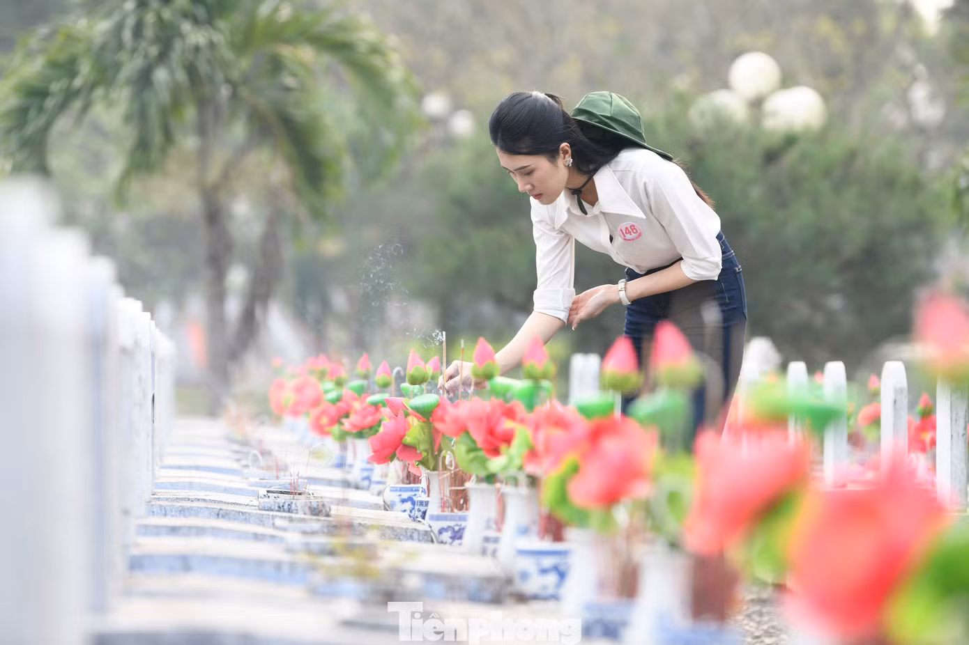 Trong chiến tranh, Quảng Trị là địa bàn bị đánh phá ác liệt. Tại đây có nhiều ngôi mộ tập thể và hàng nghìn mộ chiến sĩ chưa xác định danh tính.