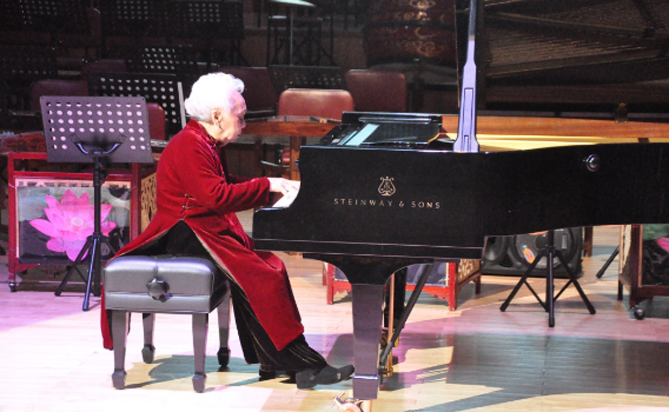 NGND Thái Thị Liên biểu diễn trước công chúng trong đêm nhạc năm 2016.