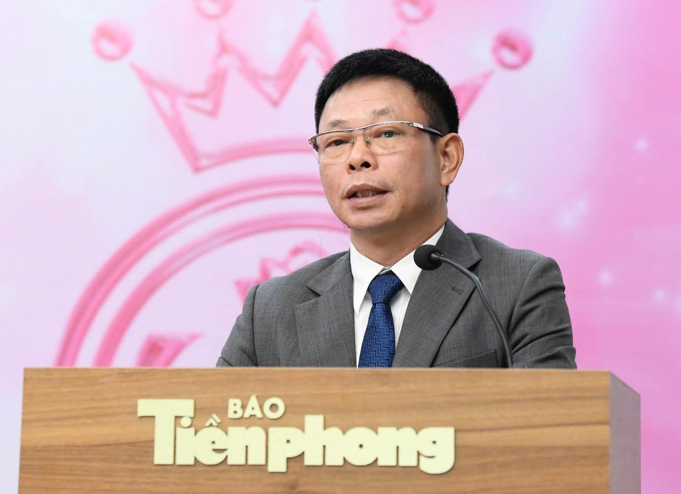 Nhà báo Phùng Công Sưởng - Tổng Biên tập báo Tiền Phong - Trưởng Ban tổ chức Hoa hậu Việt Nam 2024 - động viên các thí sinh, chúc 41 cô gái tự tin, tỏa sáng. Nhà báo Phùng Công Sưởng - Tổng Biên tập báo Tiền Phong - Trưởng Ban tổ chức Hoa hậu Việt Nam 2024 - động viên các thí sinh, chúc 41 cô gái tự tin, tỏa sáng.