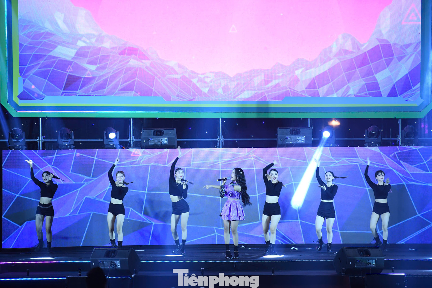 Khán giả đứng dậy nhún nhảy theo những vũ đạo sôi động, dễ thương. Kết thúc ba ca khúc, nữ ca sĩ còn ưu ái hát tặng khán giả Ngày Thẻ Việt Nam 2024 - Sóng Festival một đoạn trong ca khúc Buôn trăng. Đây cũng là lần đầu tiên Phương Mỹ Chi hát trực tiếp trên sân khấu ca khúc này.