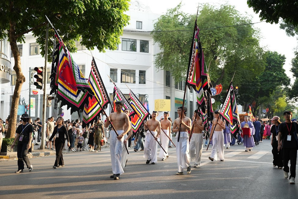 Ngày hội Việt phục Bách hoa bộ hành 2024 thu hút hàng trăm người tham gia, được xem là lễ hội diễu hành cổ phục lớn nhất Việt Nam với các đoàn kỵ binh, đoàn lính rước, đoàn lễ nhạc nhi đồng, đoàn áo giao lĩnh, đoàn tiền thân áo dài, đoàn áo dài, đoàn hôn lễ, đoàn áo nhật bình, đoàn Cung đình, đoàn cách tân Việt phục, đoàn Việt phục tự do…
