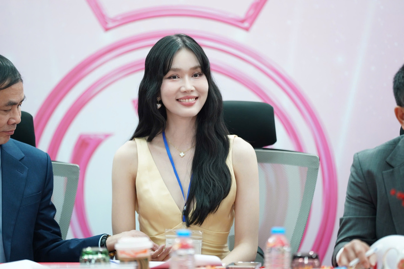 Á hậu, thạc sĩ Phương Anh tại phòng phỏng vấn thí sinh. Tại ngày hội tuyển sinh Hoa hậu Việt Nam 2024, Phương Anh chia sẻ kinh nghiệm: &quot;Nếu có tài năng, đặc biệt đến từ tri thức, trí tuệ thì các bạn phải cố gắng thể hiện điều đó trước ban giám khảo để mình có thể nổi bật&quot;, cô nói.