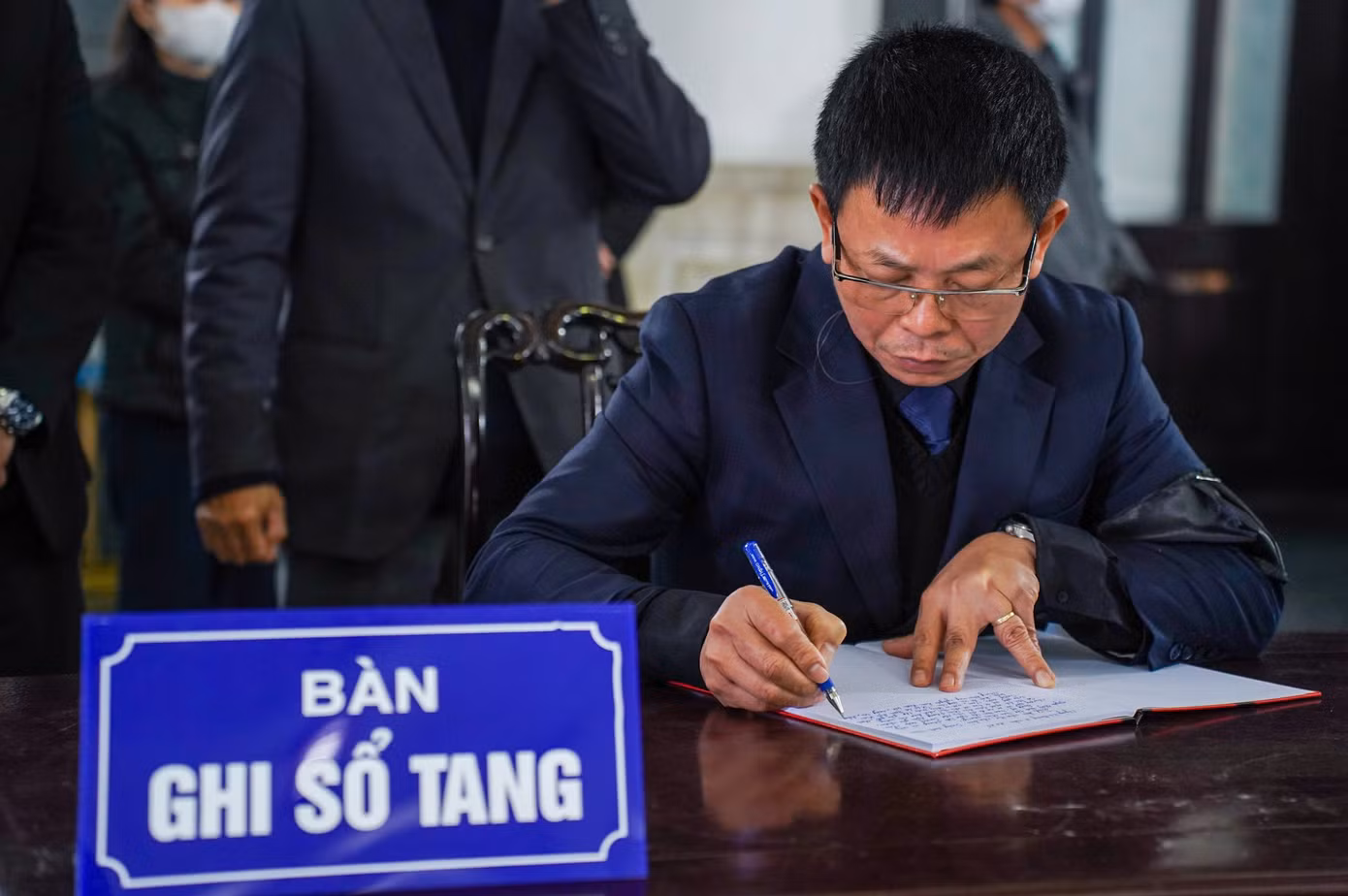 Nhà báo Phùng Công Sưởng - Tổng Biên tập Báo Tiền Phong - bày tỏ nhà báo Dương Xuân Nam là người khao khát đổi mới, luôn phát huy được sức mạnh của cơ quan để thực hiện những ý tưởng mới, đưa Tiền Phong phát triển cùng nhịp đập của cuộc sống.