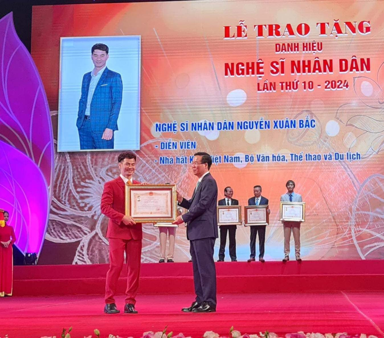 Nghệ sĩ Xuân Bắc nhận danh hiệu NSND. Nghệ sĩ Xuân Bắc nhận danh hiệu NSND.