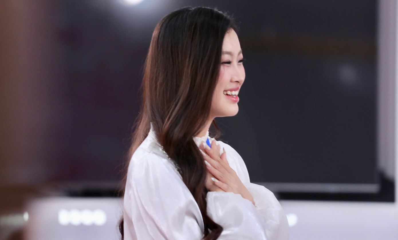 Cảm xúc của thí sinh Dương Ngọc Ánh trong phòng phỏng vấn. Hàng trăm hồ sơ đăng ký Hoa hậu Việt Nam 2024 đã phát lộ nhiều thí sinh tiềm năng. Họ là những đại diện nhan sắc Việt nổi trội cả về nhan sắc lẫn trí tuệ, sẵn sàng để lan tỏa hơn nữa giá trị văn hóa, khát vọng cống hiến của tuổi trẻ.