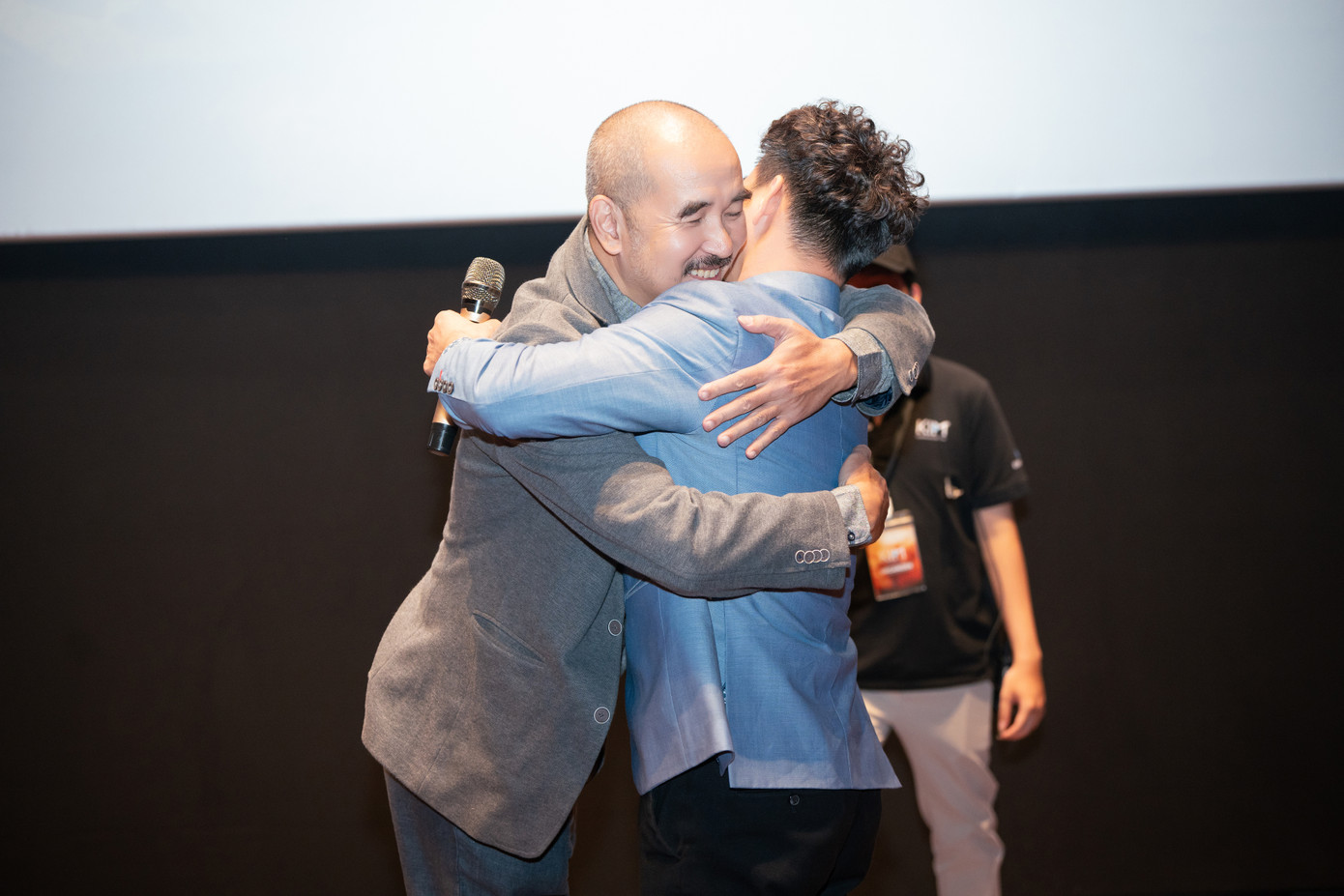 NSND Xuân Bắc - Cục trưởng Cục Nghệ thuật biểu diễn - khẳng định: "Những bộ phim như Địa đạo: Mặt trời trong bóng tối cần thiết vì mang tinh thần giáo dục, đặc biệt trong dịp Kỷ niệm 50 năm Ngày Giải phóng miền Nam, thống nhất đất nước. Chúng ta thấy rõ chủ nghĩa anh hùng cách mạng, lòng yêu nước, sẵn sàng hy sinh nhưng luôn khát khao yêu thương bên trong mỗi chiến sĩ. Tôi mong khán giả không bỏ qua bộ phim này, đặc biệt là các bạn trẻ". Người đưa Xuân Bắc lên phim ảnh đầu tiên chính là đạo diễn Bùi Thạc Chuyên với 12A và 4H. NSND Xuân Bắc - Cục trưởng Cục Nghệ thuật biểu diễn - khẳng định: "Những bộ phim như Địa đạo: Mặt trời trong bóng tối cần thiết vì mang tinh thần giáo dục, đặc biệt trong dịp Kỷ niệm 50 năm Ngày Giải phóng miền Nam, thống nhất đất nước. Chúng ta thấy rõ chủ nghĩa anh hùng cách mạng, lòng yêu nước, sẵn sàng hy sinh nhưng luôn khát khao yêu thương bên trong mỗi chiến sĩ. Tôi mong khán giả không bỏ qua bộ phim này, đặc biệt là các bạn trẻ". Người đưa Xuân Bắc lên phim ảnh đầu tiên chính là đạo diễn Bùi Thạc Chuyên với 12A và 4H.