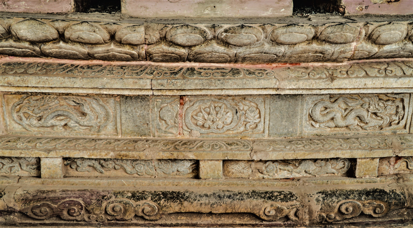 Mặt trước của bàn thờ.