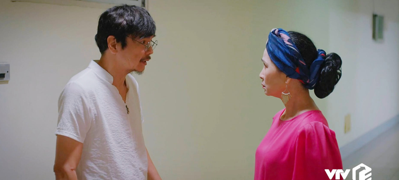 Ông Hùng bán nhà để trả nợ cho con gái. Ông Hùng bán nhà để trả nợ cho con gái.