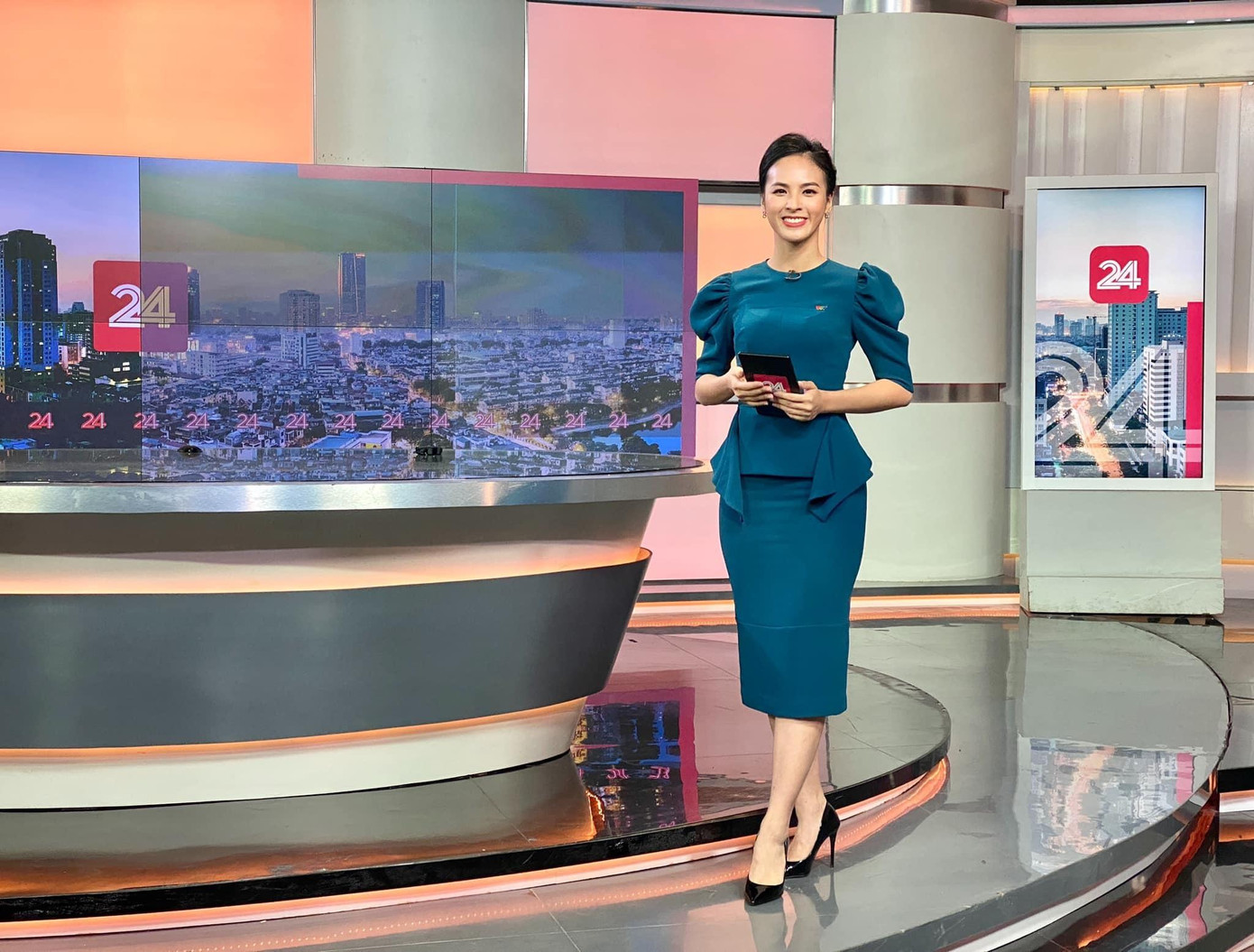 Người đẹp đã gắn bó hơn 2 năm với Chuyển động 24h.