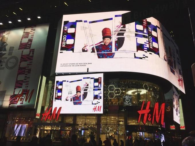 Đây là lần thứ hai nữ giám khảo của Rap Việt được quảng bá ở New York (Mỹ). Trước đó, vào năm 2016, hình ảnh của Suboi cũng lần đầu tiên xuất hiện khắp khu vực Quảng trường Thời Đại trong chiến dịch hợp tác giữa hai hãng thời trang lớn. Đây là lần thứ hai nữ giám khảo của Rap Việt được quảng bá ở New York (Mỹ). Trước đó, vào năm 2016, hình ảnh của Suboi cũng lần đầu tiên xuất hiện khắp khu vực Quảng trường Thời Đại trong chiến dịch hợp tác giữa hai hãng thời trang lớn.