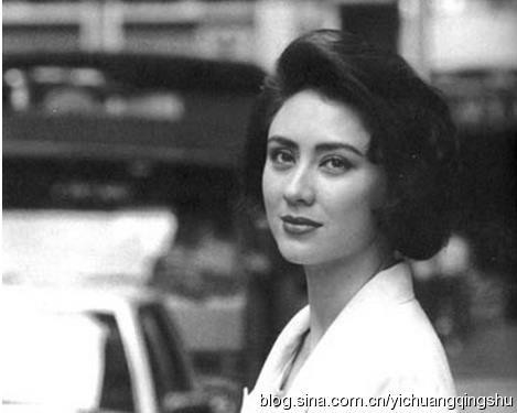 Người đẹp sinh năm 1965 gây ấn tượng bởi nét đẹp lai hiếm có, đôi mắt sâu quyến rũ Người đẹp sinh năm 1965 gây ấn tượng bởi nét đẹp lai hiếm có, đôi mắt sâu quyến rũ