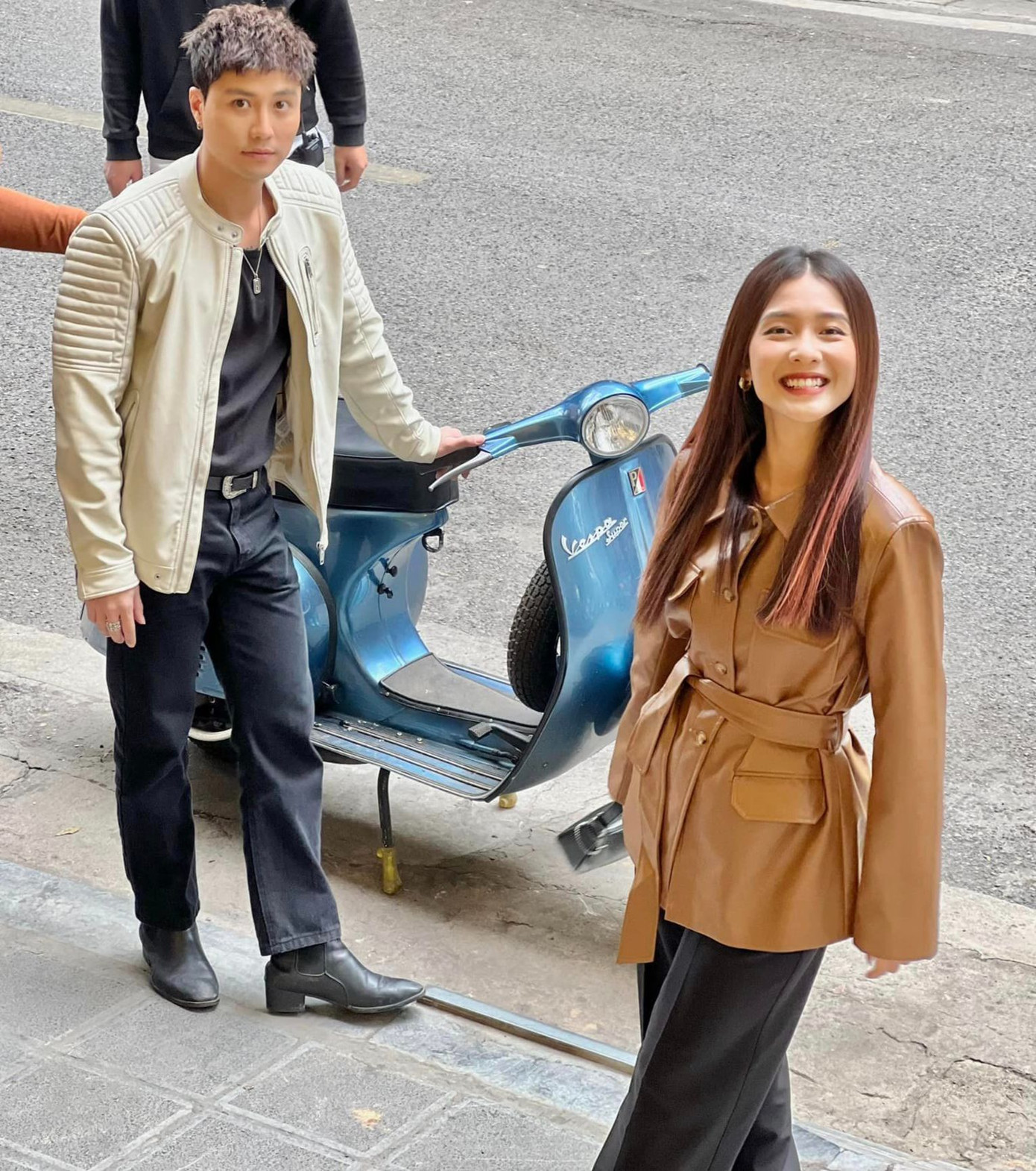 Thanh Sơn, Khả Ngân là một trong những bộ đôi diễn viên được yêu thích của màn ảnh nhỏ phía Bắc. Diễn xuất ăn ý của cả hai được khẳng định trong 11 tháng 5 ngày. Mới đây, họ tái hợp trong Gia đình mình vui bất thình lình và tiếp tục được khán giả yêu mến. Phim mới lên sóng hai tập đã nhận được phản ứng khá tích cực.