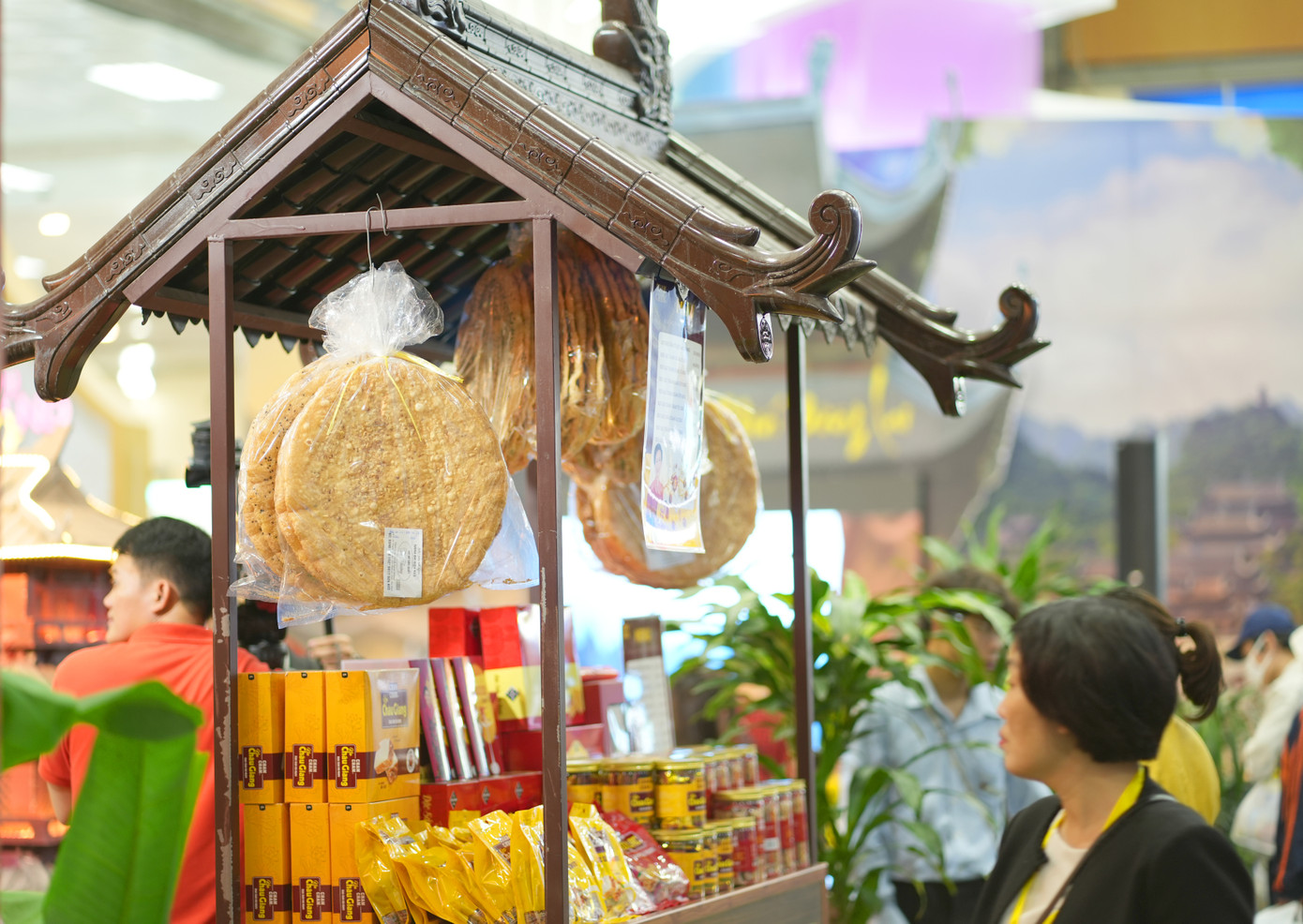 Bà Trần Thị Kiều - đại diện phòng Kinh doanh Khu du lịch Tam Chúc khẳng định với Tiền Phong đầu tư cho du lịch văn hoá là đúng đắn và cần thiết. Thời gian tới, Khu du lịch Tam Chúc đẩy mạnh quảng bá sản vật địa phương, giúp du khách có trải nghiệm độc đáo, ấn tượng về văn hóa ẩm thực. Ảnh: TRỌNG QUÂN.