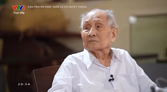 Cựu chiến binh Trần Khôi ngoài 90 tuổi nhưng vẫn minh mẫn khi nhắc về kỷ niệm ở chiến trường xưa.