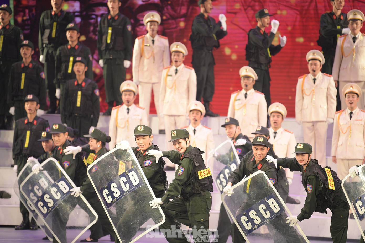 Chương trình gồm nhiều tiết mục ca, múa, nhạc được dàn dựng công phu, quy tụ đông đảo nghệ sĩ, trong đó có nhiều nghệ sĩ nổi tiếng ở trong và ngoài lực lượng CAND tham gia.