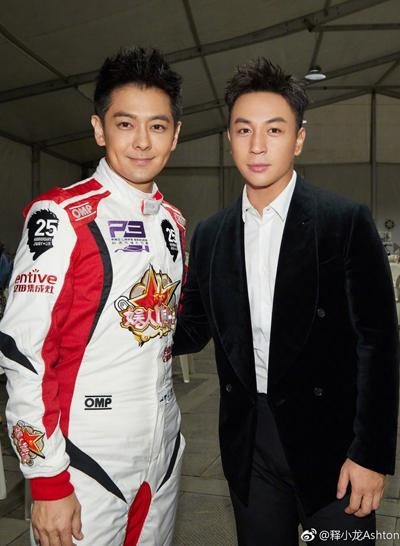 Thích Tiểu Long (phải) chụp ảnh cùng Lâm Chí Dĩnh. Thích Tiểu Long (phải) chụp ảnh cùng Lâm Chí Dĩnh.