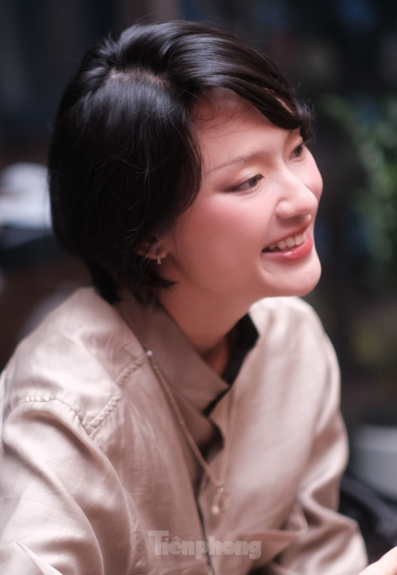 Trong phim, nhân vật của Hồ Thu Anh có cảnh nóng với Quang Tuấn (vai Tư Đạp). Đạo diễn cho biết cân nhắc kỹ khi đưa tình tiết này vào một phim về đề tài chiến tranh. Mục đích của cảnh quay đề cao sức sống của con người trong thời chiến, cho thấy họ vẫn khát khao tìm thấy nhau giữa bom đạn.