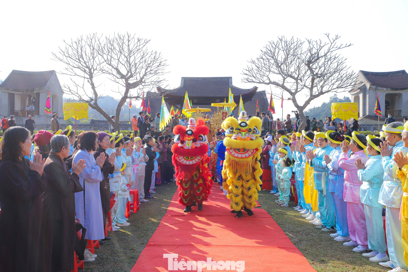 Phần hội được tổ chức với nhiều hoạt động đặc sắc như Đêm hội hoa đăng cầu nguyện quốc thái dân an, biểu diễn nghệ thuật, múa rồng, lân, múa võ thuật cổ truyền, các trò chơi dân gian, biểu diễn văn nghệ truyền thống... Ảnh: TRỌNG TÀI.