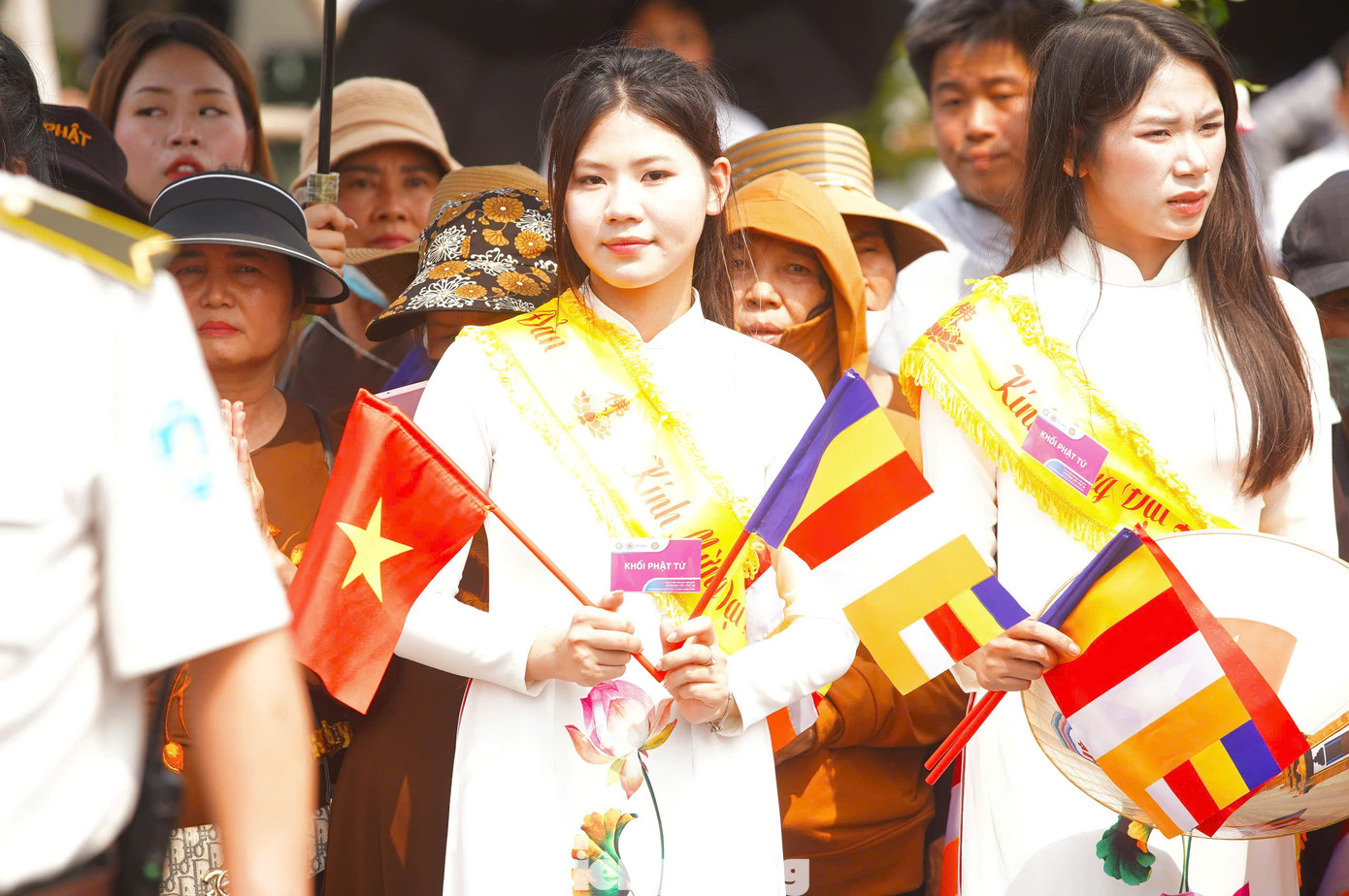 Các Phật tử chờ đoàn xe cung rước xá lợi vào chiều 13/5.