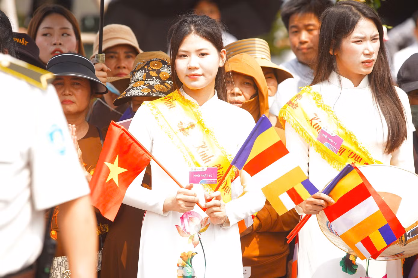 Các Phật tử chờ đoàn xe cung rước xá lợi vào chiều 13/5.