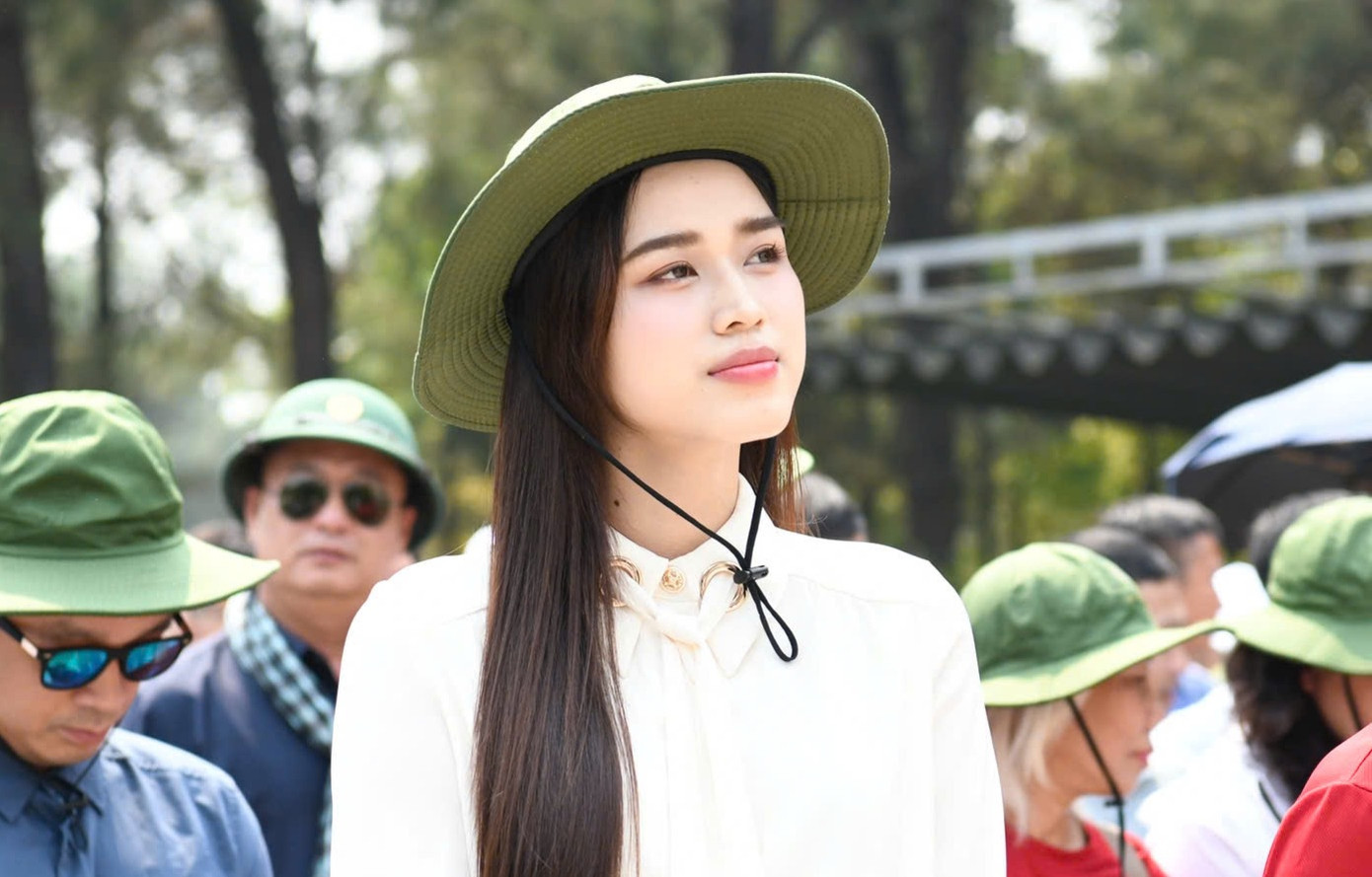 Tại lễ dâng hương còn có sự tham gia của các thí sinh cuộc thi Hoa hậu Việt Nam 2024. Đỗ Thị Hà dành nhiều lời động viên, khích lệ tinh thần các thí sinh trước đêm chung khảo diễn ra vào tháng 4.