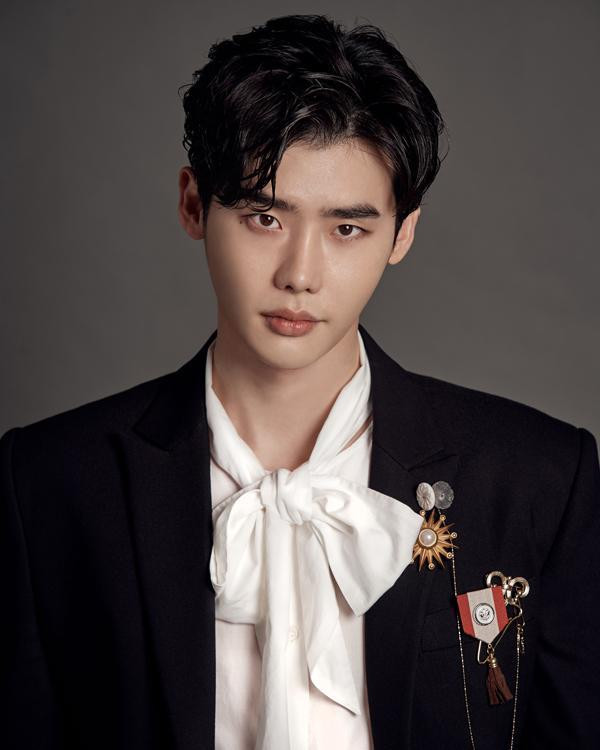 Lee Jong Suk là cái tên không hề xa lạ với người hâm mộ K-Drama. Anh xếp ở vị trí thứ tám với tổng thu nhập 11 tỷ won. Những bộ phim làm nên tên tuổi của nam diễn viên điển trai này có thể kể đến như School, I Hear Your Voice, Pinocchio,...