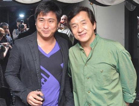Minh Tiệp và Thành Long chụp ảnh chung trong một sự kiện tại Hà Nội năm 2009.