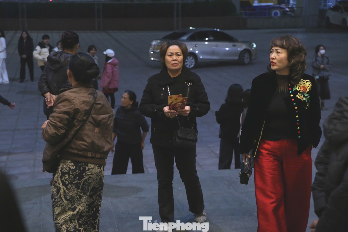 Chương trình chỉ có vé mời, không có vé bán. Mỗi buổi ghi hình đều có lô vé riêng. Vé ghi ngày nào, khán giả phải tới xem đúng buổi hôm đó. Theo khảo sát của phóng viên, phe vé thường hoạt động theo nhóm. Số lượng vé chợ đen không nhiều. Một số phe vé "gạ" khách bán lại vé mời với giá rẻ.