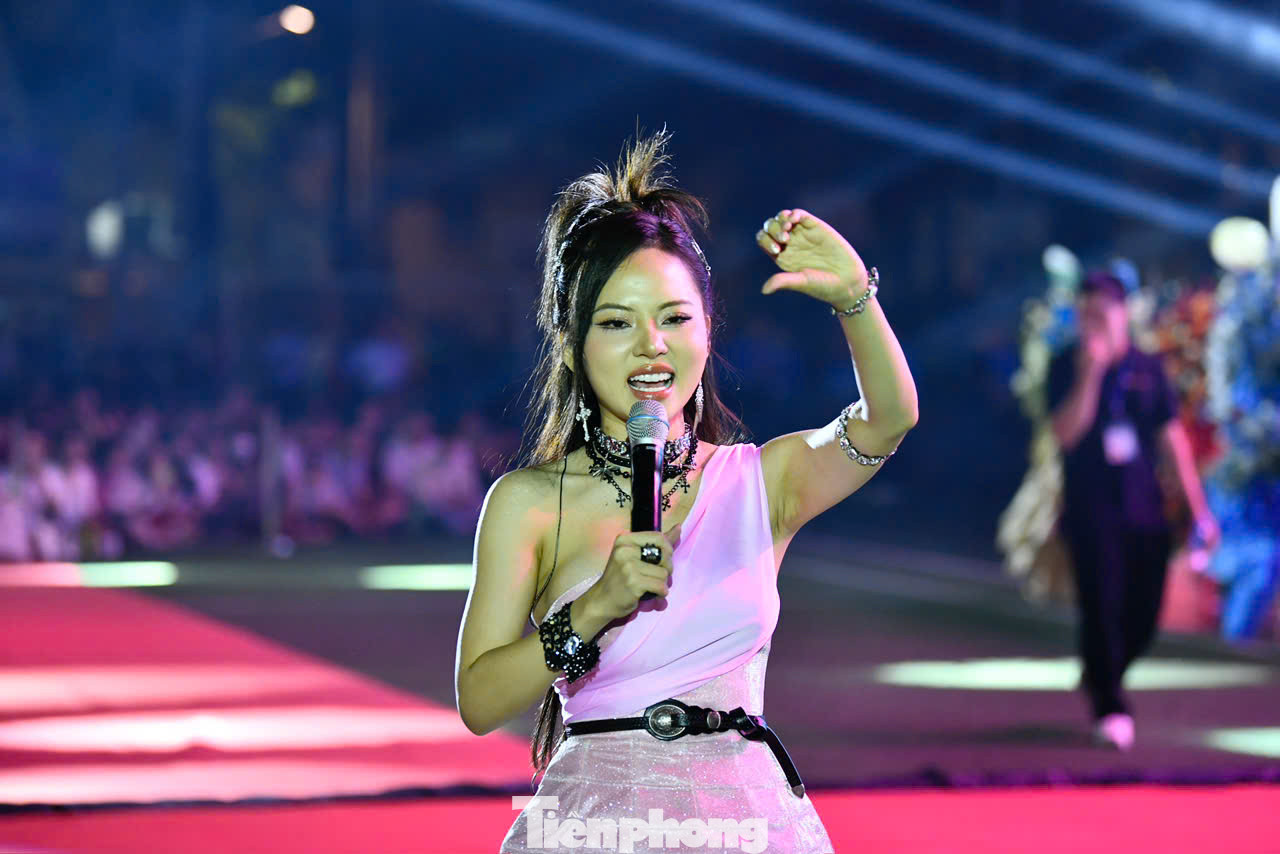 Khán giả rủ Ngô Lan Hương cùng vòng tay hình trái tim.