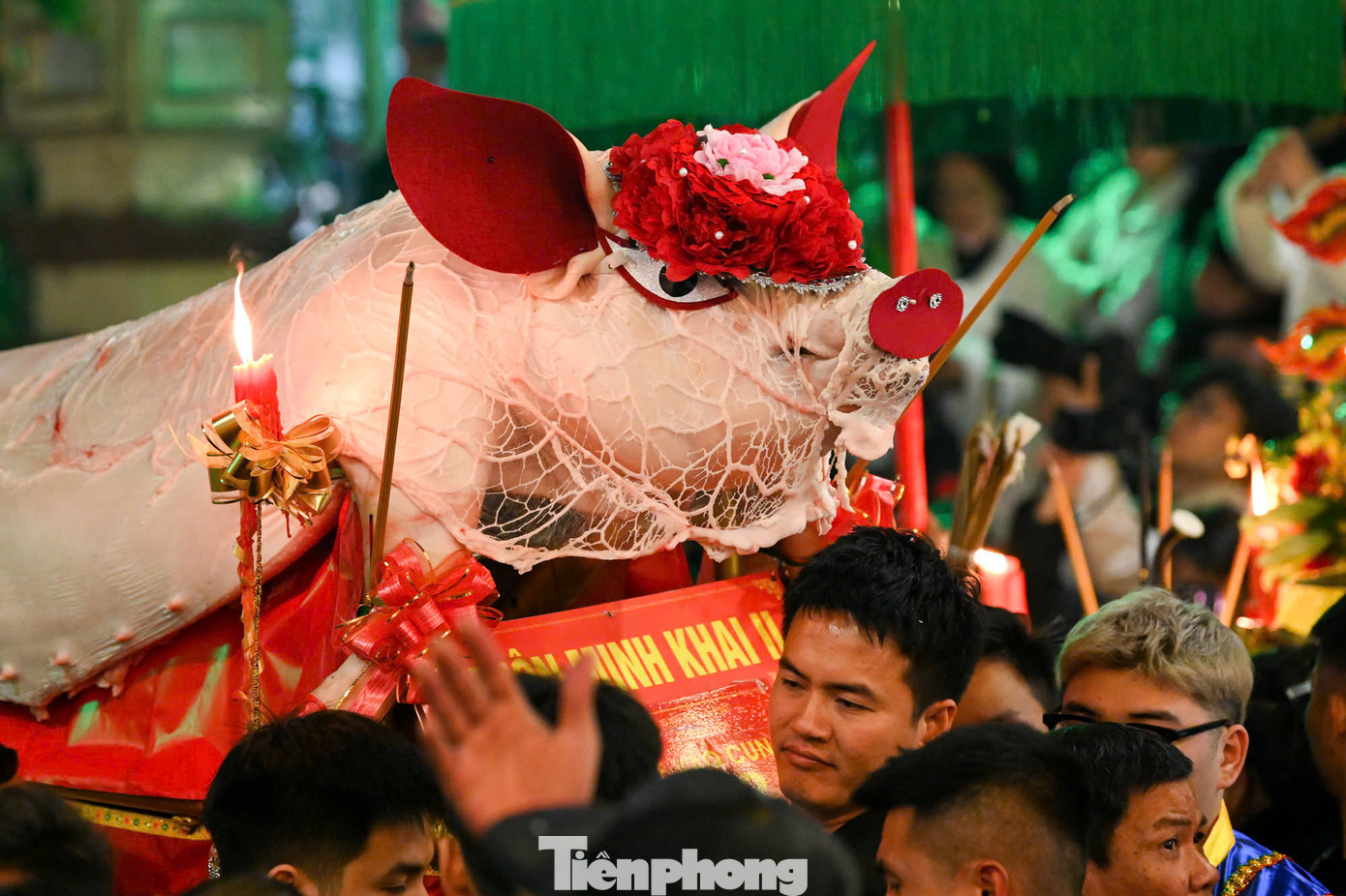 Dân làng La Phù thức xuyên đêm chơi hội. Mỗi gia đình tham gia rước lợn đều phấn đấu năm mới sẽ nuôi thêm được những "ông lợn" đạt tiêu chuẩn, phục vụ lễ hội các năm sau. Nếu có “ông lợn” nào bỏ ăn, ốm, gia đình được chọn nuôi phải mang lễ ra đình làng cầu khấn.