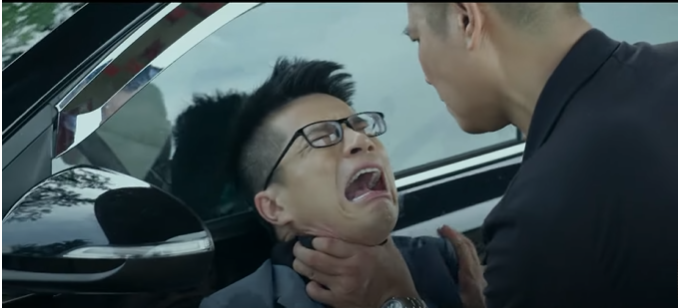 Cầm bị đe dọa để moi tin về Hoàng Đức. Ảnh: CMH.