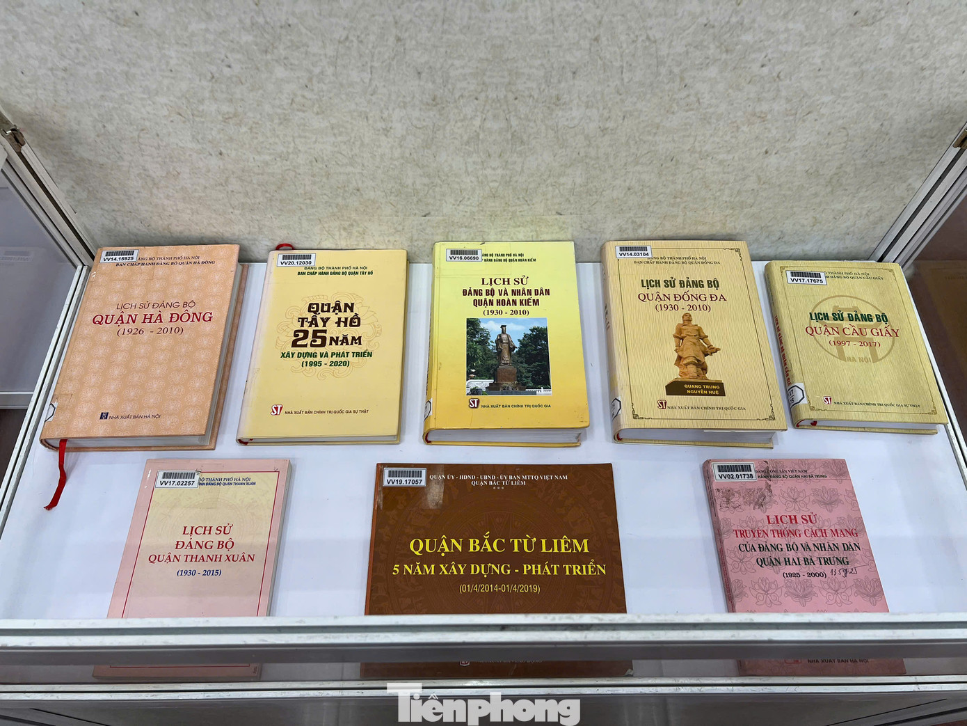 Các tư liệu phản ánh lịch sử hình thành và phát triển của Thủ đô Hà Nội.