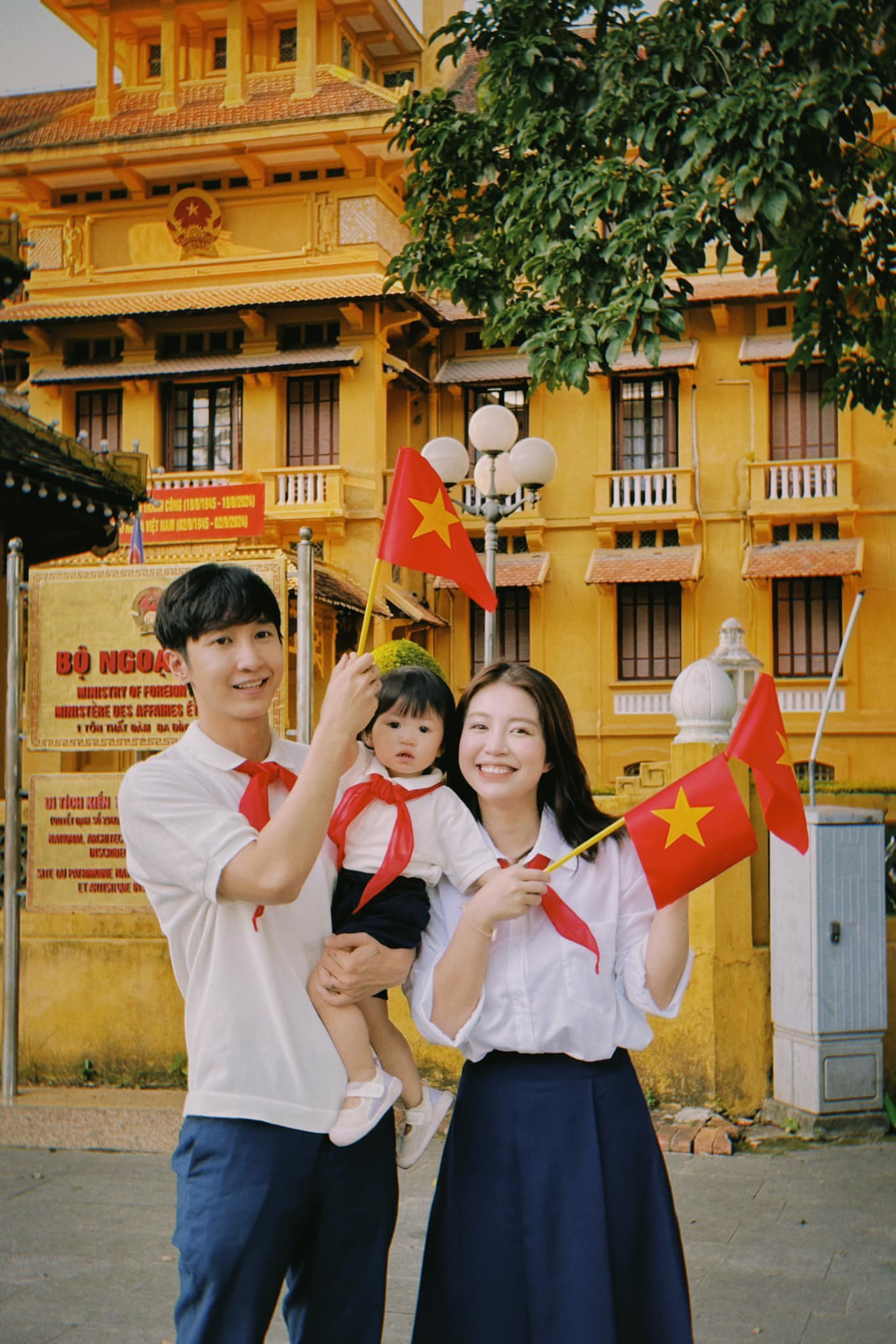 Những hình ảnh thể hiện tinh thần yêu nước của người trẻ. Những hình ảnh thể hiện tinh thần yêu nước của người trẻ.