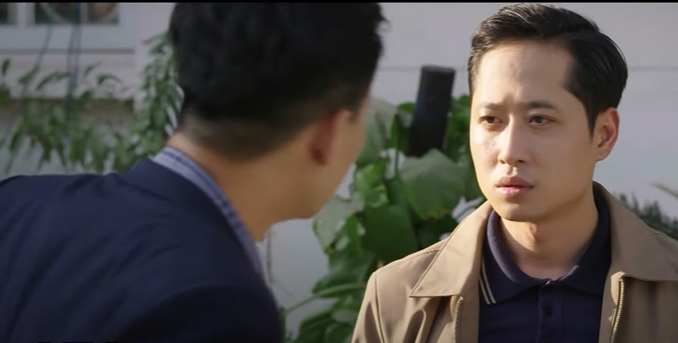 Đạt và Quyết cãi nhau trước mặt nhân viên. Ảnh: CMH. Đạt và Quyết cãi nhau trước mặt nhân viên. Ảnh: CMH.